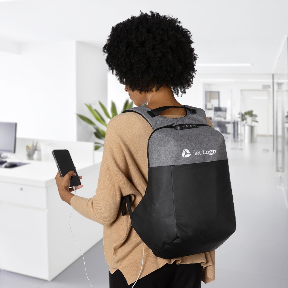 Mochila de Poliéster Anti-Furto USB com Segredo 31L - Imagem 2